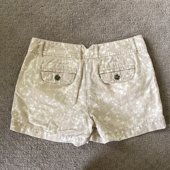 LOFT beige floral linen blend shorts, size 4. - Picture 6 of 7